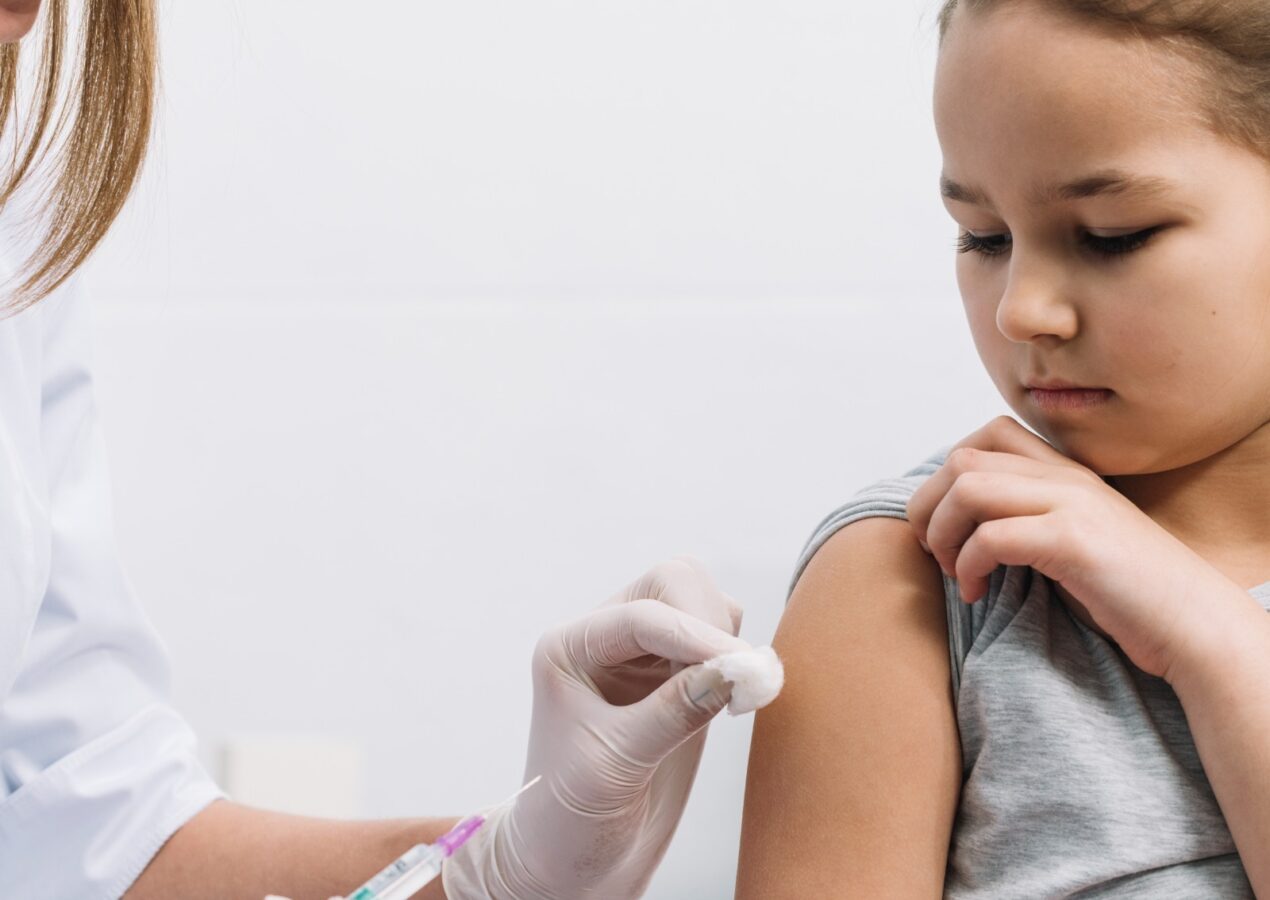Entenda a importância da vacinação e da coleta de sangue humanizada nas crianças