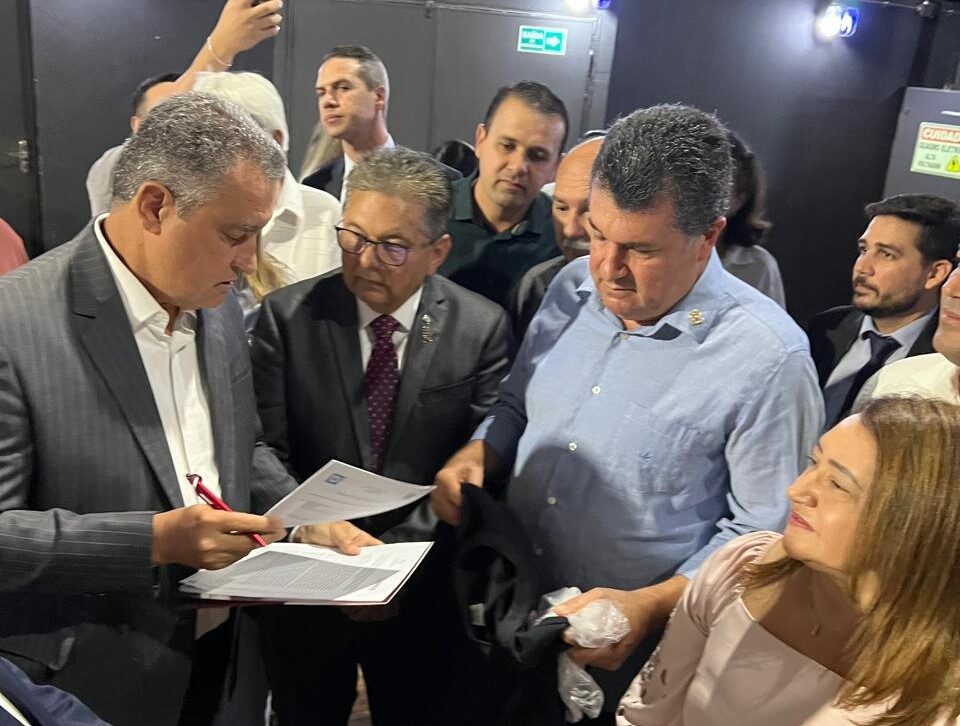 Presidentes da Famup e da Assembleia Legislativa entregam carta dos prefeitos ao ministro da Casa Civil