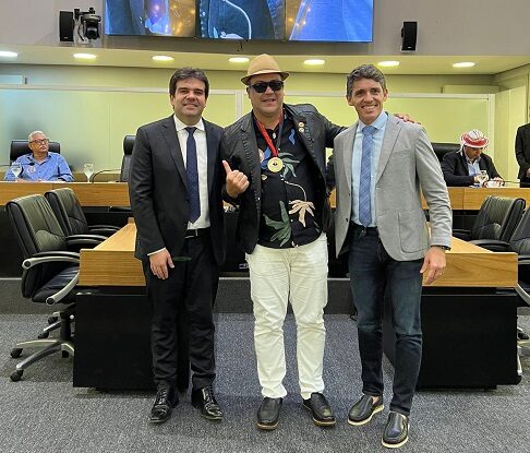 Em sessão proposta por Eduardo Carneiro para celebrar Dia Nacional do Forró, ALPB entrega medalha Augusto dos Anjos ao cantor João Lacerda