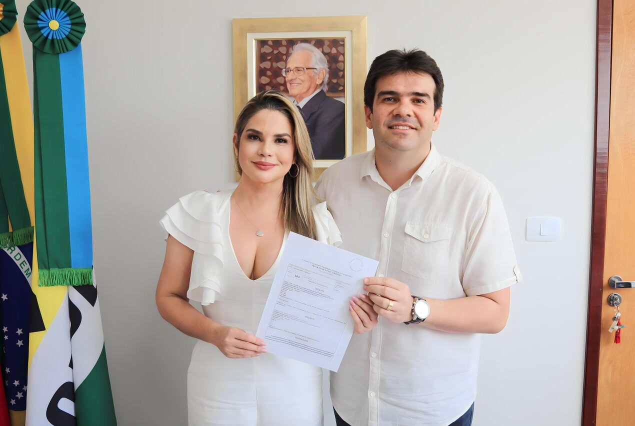 Deputado Eduardo Carneiro entrega emenda e anuncia retroescavadeira para município de Conde