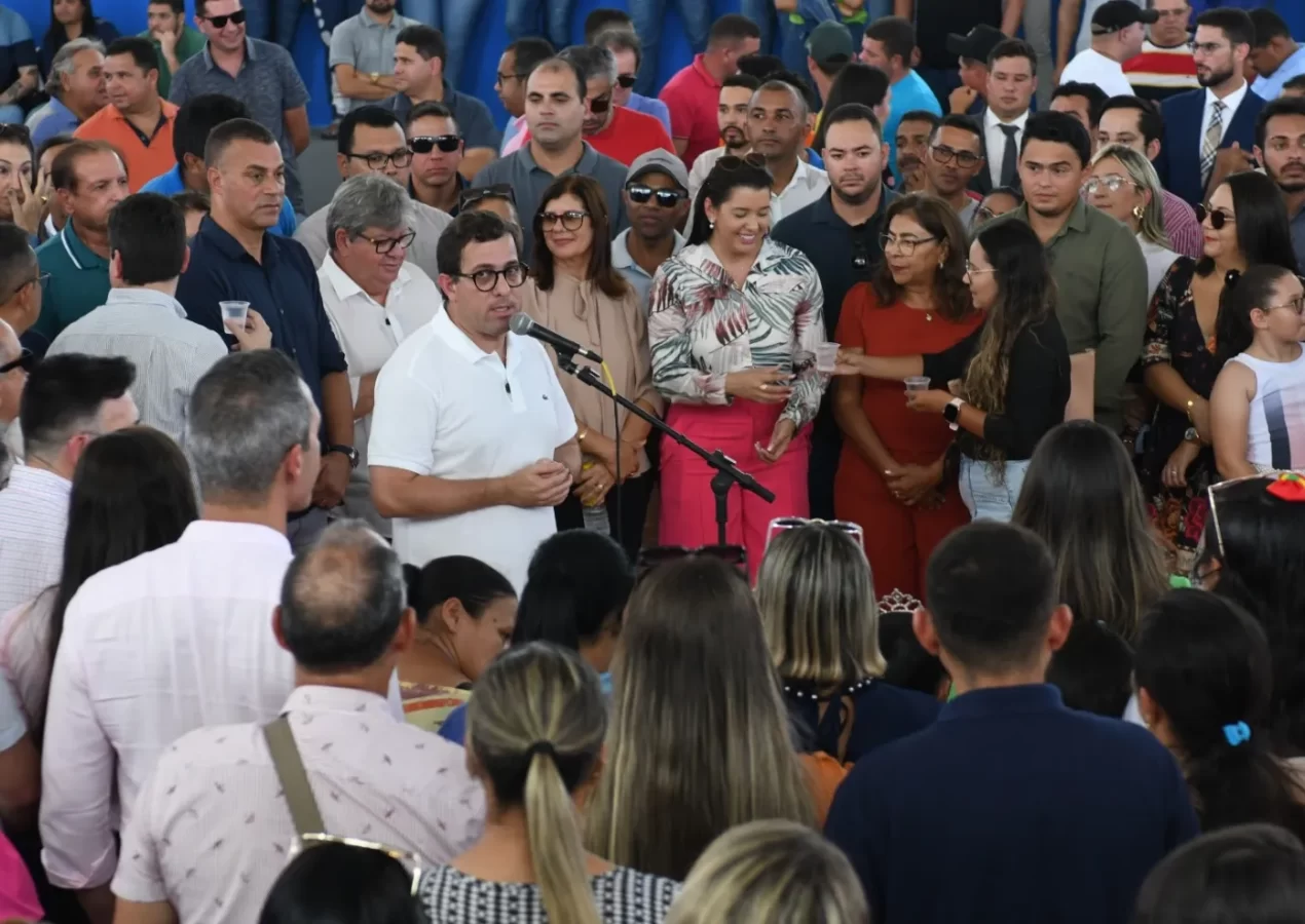 Ao lado do governador, Gervásio Maia prestigia entrega de reforma e ampliação de escola em Sapé