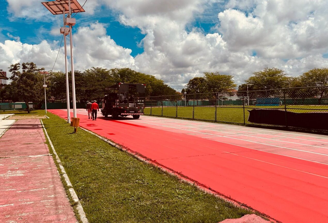 Prefeitura está revitalizando e pintando a pista de atletismo da Vila Plínio Lemos, equipamento foi interditado e só reabre no sábado