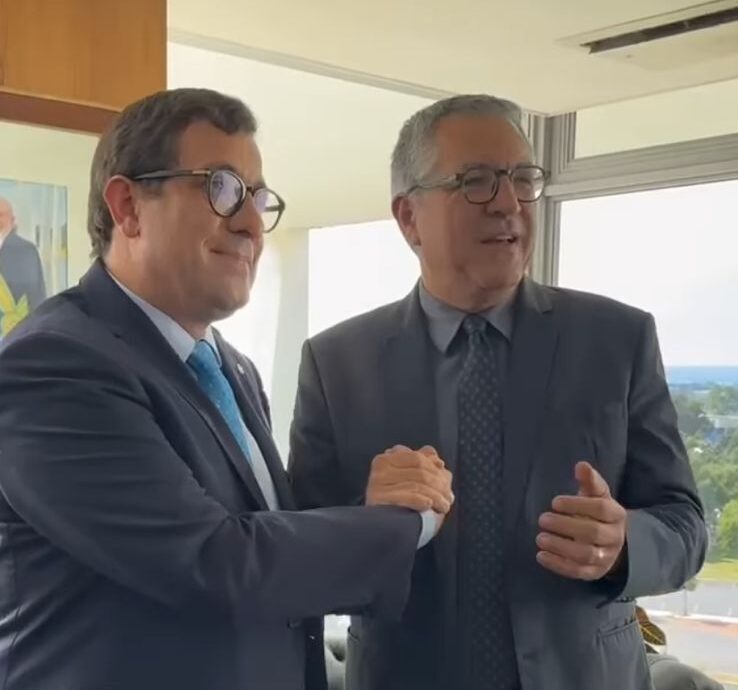 Em Brasília, Gervásio pleiteia com ministro Alexandre Padilha recursos à UEPB