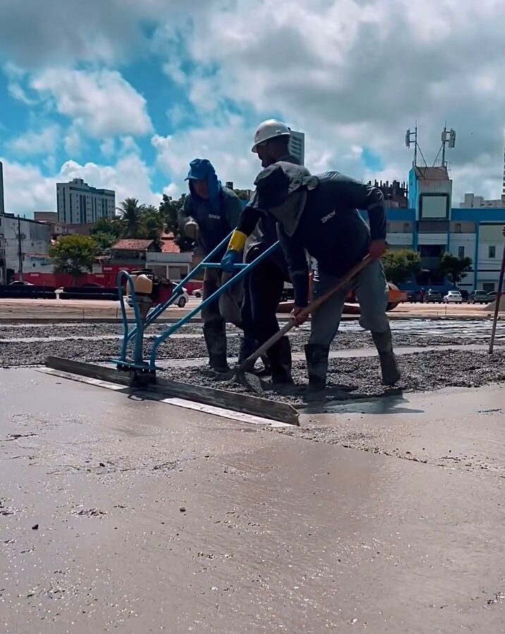 Condições climáticas favoráveis garantem início da colocação do concreto na área ampliada do Parque do Povo nesta terça-feira