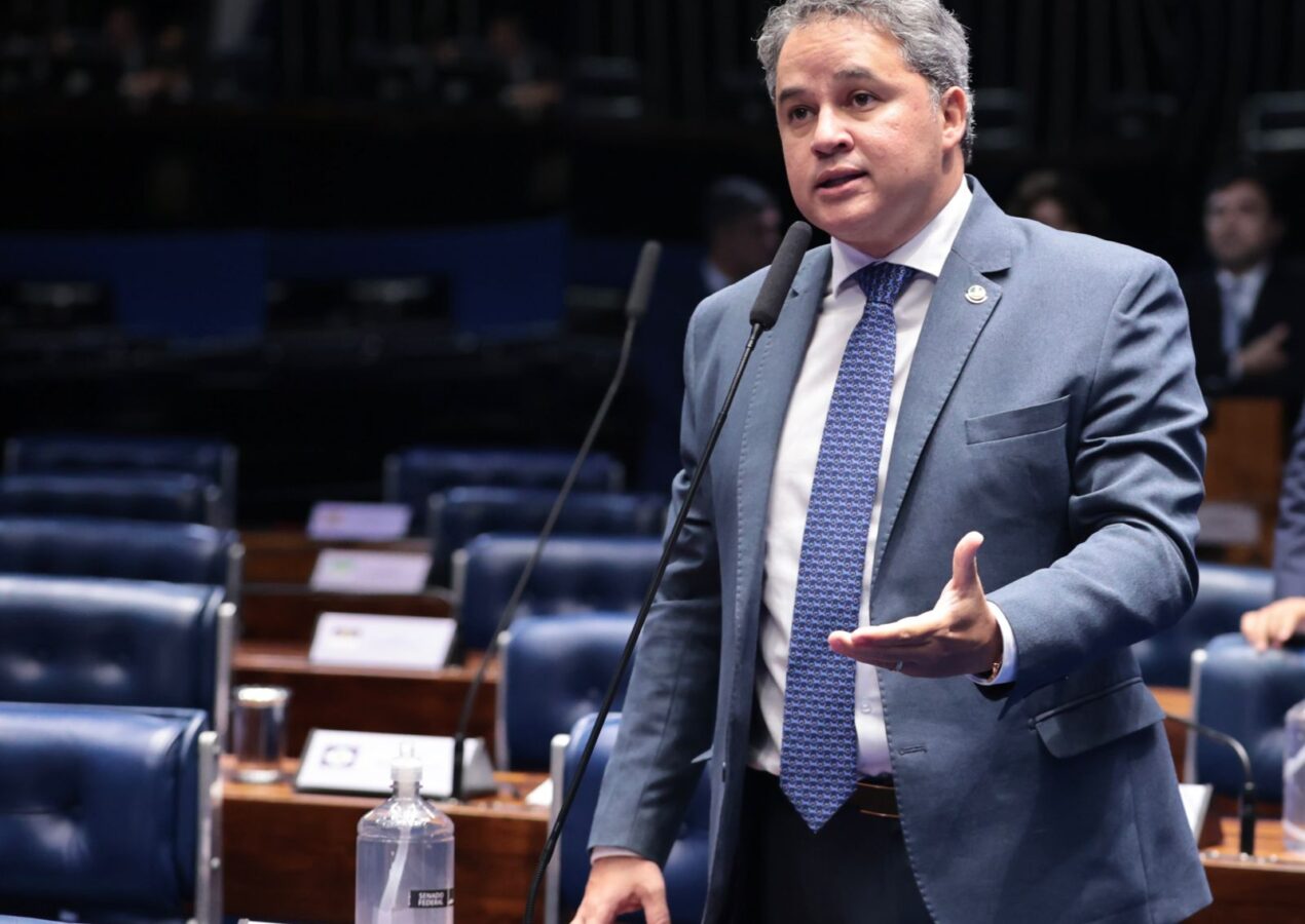 No Senado: “Essa conquista valoriza o profissional da nutrição e a qualidade dos serviços prestados, diz Efraim ao aprovar projeto no Senado”