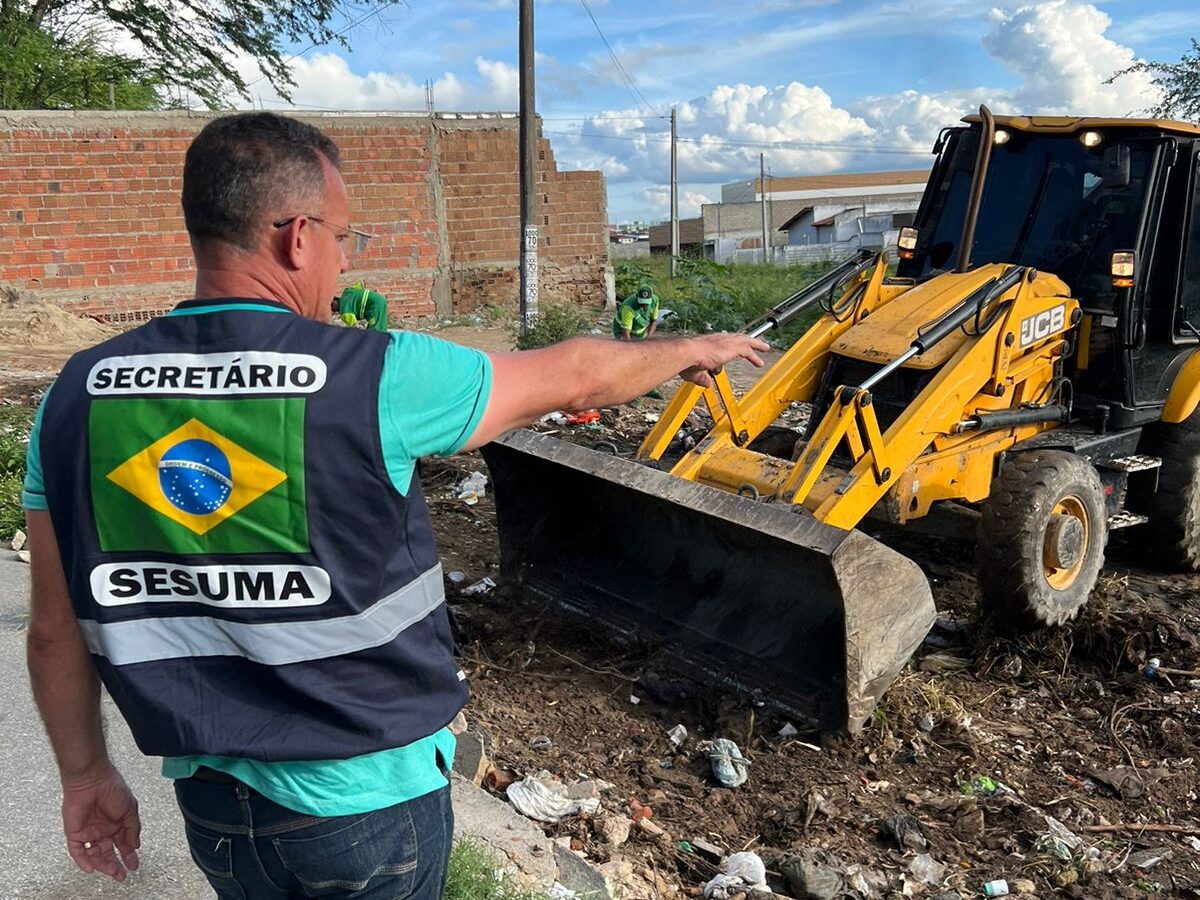 Prefeitura de Campina Grande realiza operação nas comunidades atingidas pelas chuvas desta quarta e coloca toda equipe e maquinário nas ruas para realizar o trabalho