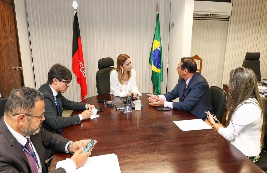 Em Brasília, prefeito Léo Bandeira se reúne com a senadora Daniella Ribeiro para tratar sobre recursos a serem aplicados em Lucena