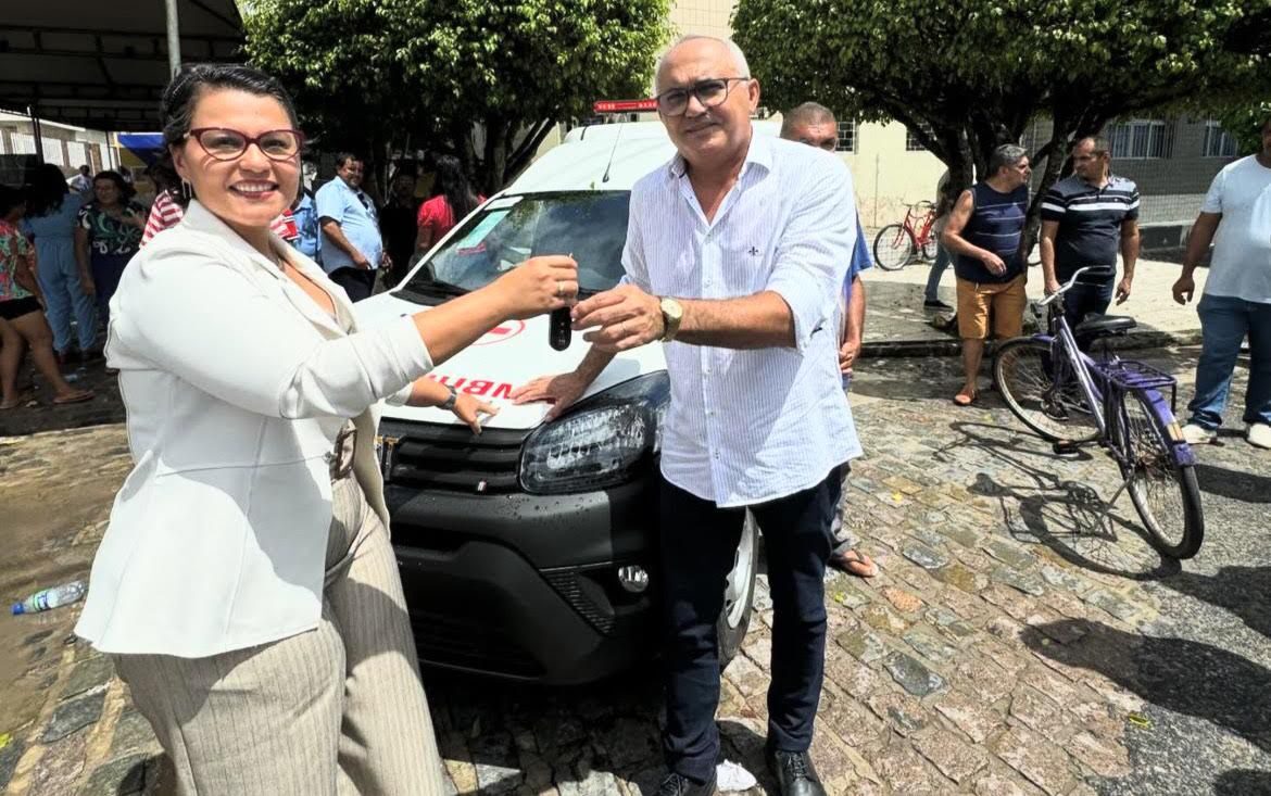 No aniversário de Pedras de Fogo, Dra. Jane entrega ambulância 0km para o município