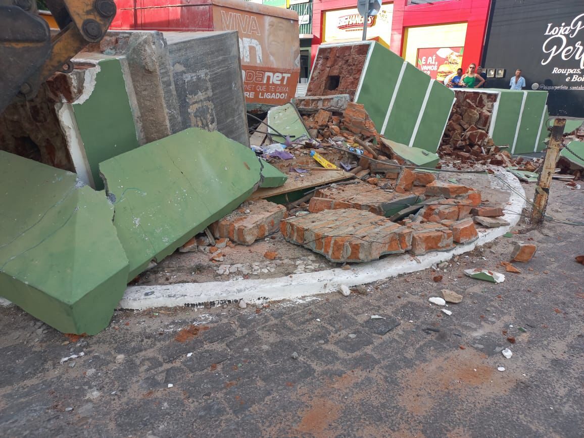 PRAÇA DO RELÓGIO: a derrubada das horas