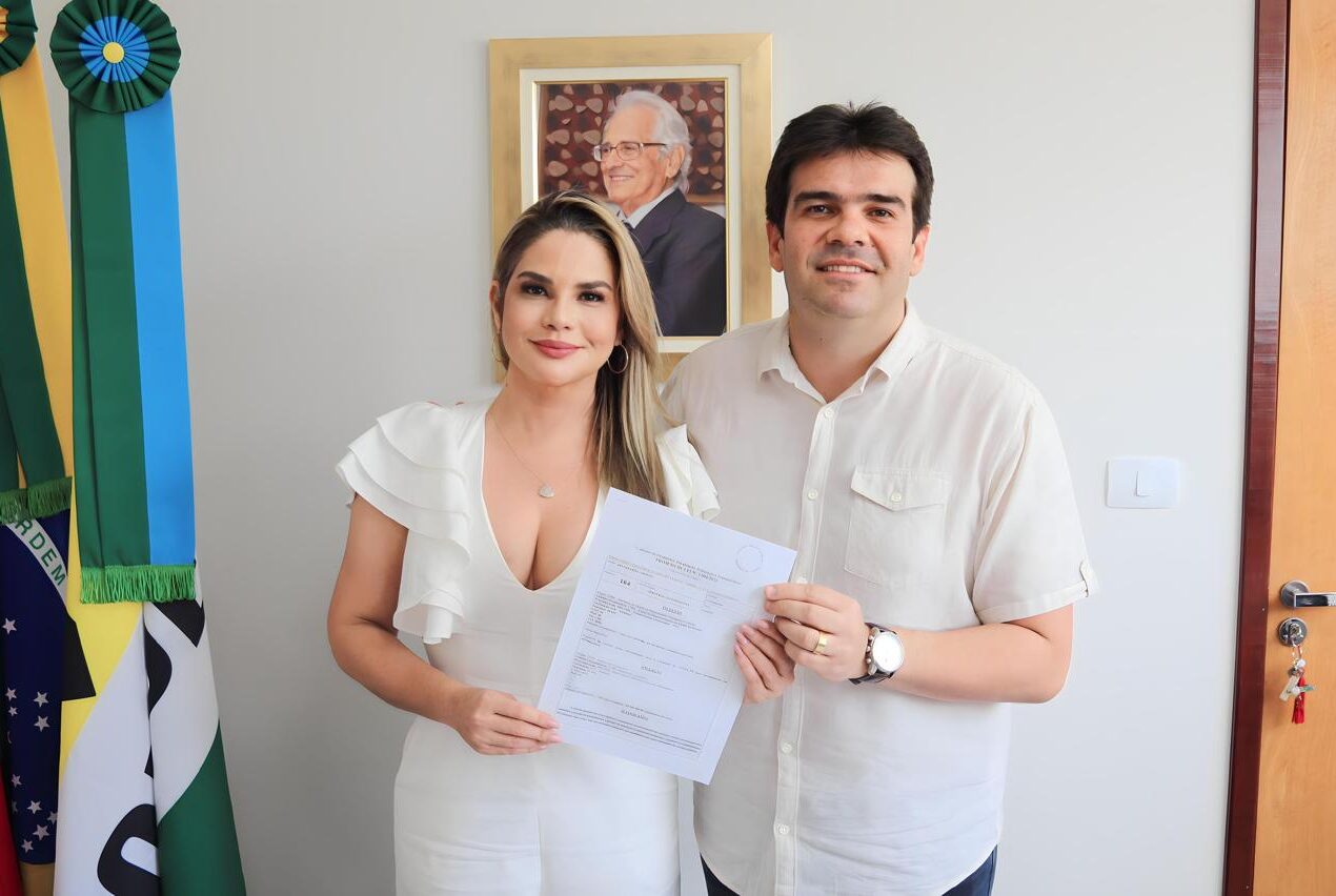 Conde recebe mais meio milhão de reais de emenda do deputado Eduardo Carneiro para pavimentação e parlamentar anuncia mais uma retroescavadeira para o município