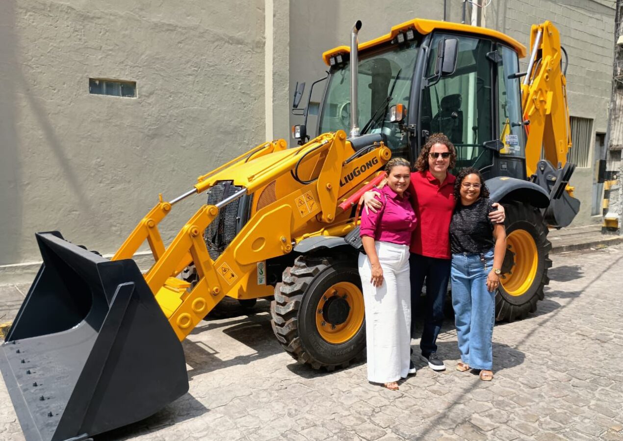 Veneziano entrega mais uma máquina agrícola para beneficiar moradores de Aparecida, em parceria com a Codevasf