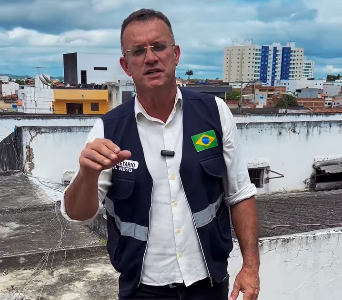 Sargento Neto vistoria serviço de impermeabilização no teto do Mercado da Liberdade, em Campina