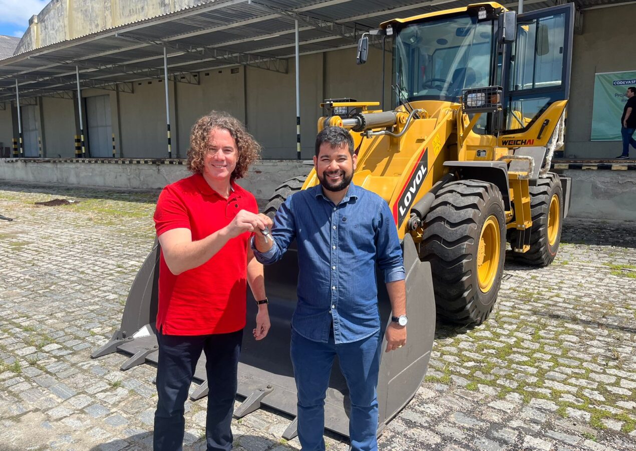 Veneziano entrega máquina agrícola ao município de Teixeira, em parceria com a Codevasf: “uma justa demanda”