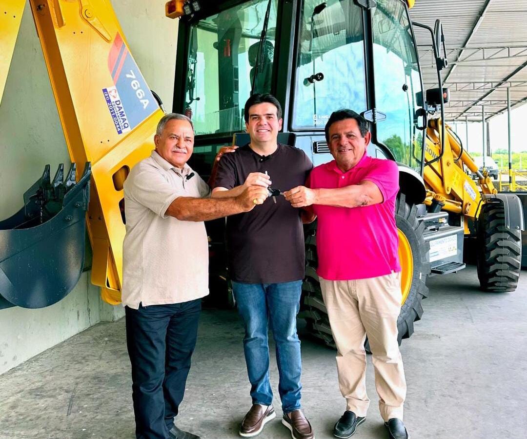 Eduardo Carneiro entrega retroescavadeiras em Pitimbu, Belém, Conde e Araruna e reforça compromisso com desenvolvimento das cidades