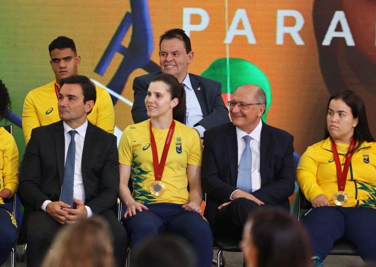 Amaral reverencia atletas paralímpicos no Planalto