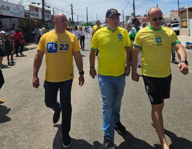 Ao lado de Sargento Rui e Cabo Gilberto, Marcelo Queiroga participa de desfile cívico em Mangabeira