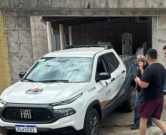 BOMBA: Carro da prefeitura de Areia é flagrado entregando cestas básicas