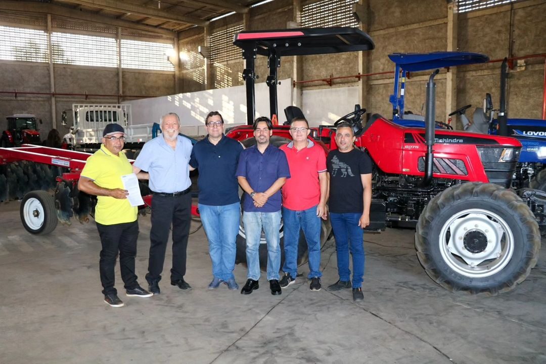 Com emendas de Gervásio Maia, cidades da Paraíba recebem novos tratores e suplementos agrícolas