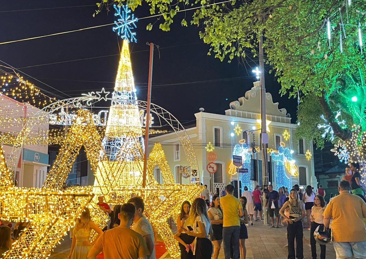 Prefeitura de Patos dá início ao Natal da Gente 2024 com show de luzes e chegada do Papai Noel