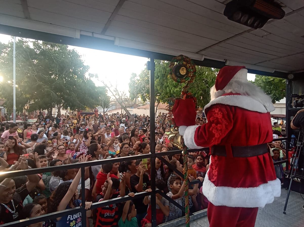 Prefeitura de Campina Grande promove mais uma visita do Papai Noel para cerca de mil pessoas, dessa vez no bairro do Glória