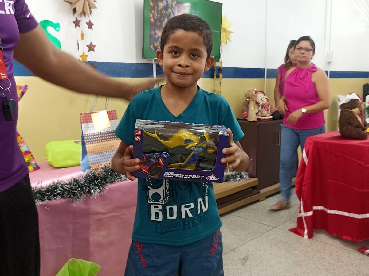 CARTINHAS AO PAPAI NOEL: Crianças e adolescentes atendidos pelo Cras Bodocongó, receberam os presentes nesta quinta-feira