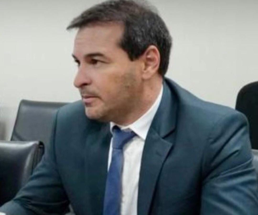 Prefeito Serginho Lima atinge 85% de aprovação, elege sucessora e garante vários ônibus escolares para a Baía da Traição