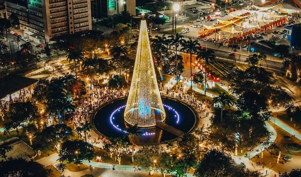 Natal Iluminado: multidão prestigia entrega dos polos do Evaldo Cruz e Parque do Povo, em CG