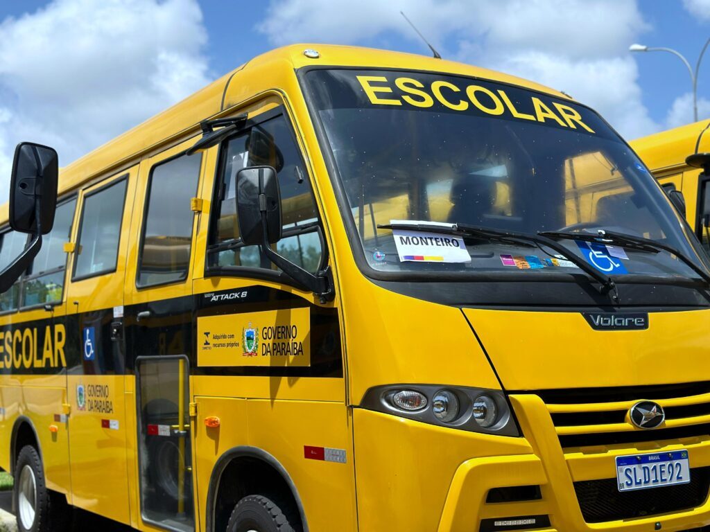 Monteiro recebe novo ônibus escolar e secretária de Educação agradece ao governador João Azevêdo