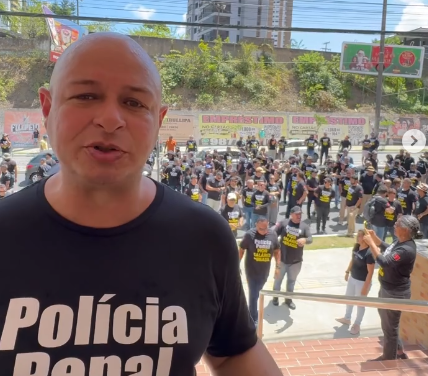 Sargento Rui cobra reajuste salarial para policiais e bombeiros militares durante protesto da categoria em João Pessoa