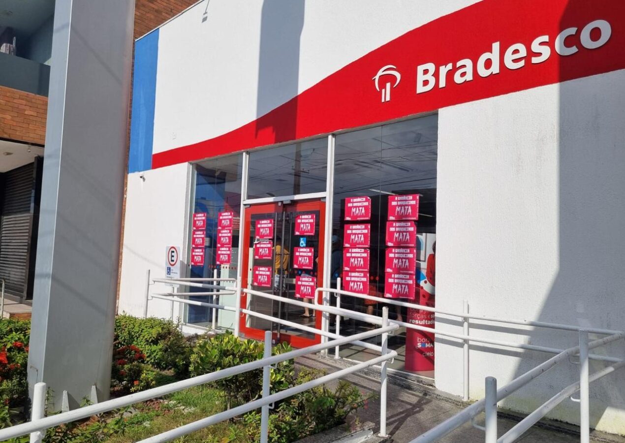 Bancários fecham agência do Bradesco por demissões nesta quinta-feira (20)