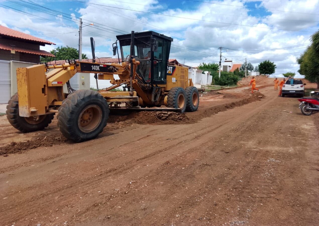 Obras de pavimentação em bairros de Patos seguem avançando