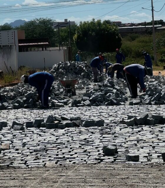 Prefeitura segue com obras de calçamento em diversas ruas de Patos