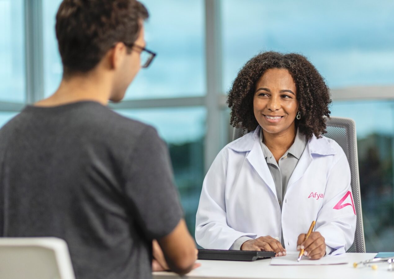 Maioria na profissão, mulheres médicas ganham 23% a menos do que homens médicos, aponta pesquisa da Afya